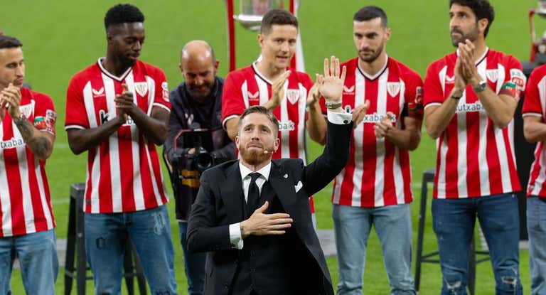 Muniain se despide de la afición de San Mamés con el apoyo de sus compañeros.