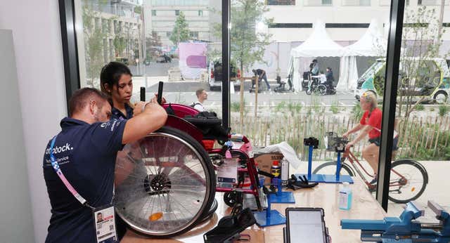 En un taller de París salen a flote las mayores penurias de los paralímpicos: «Vi una prótesis de madera y me quedé blanco»