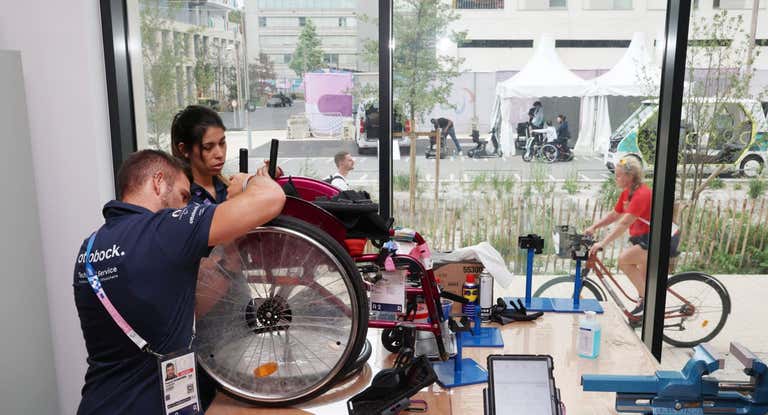 Uno de los talleres de reparación de los Juegos Paralímpicos de París 2024.