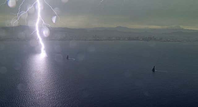 Alinghi recupera la vida antes de una tormenta de rayos