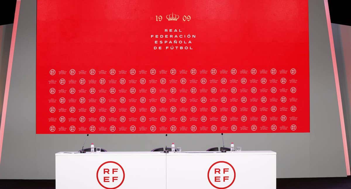 Sala de prensa de la RFEF vacía.