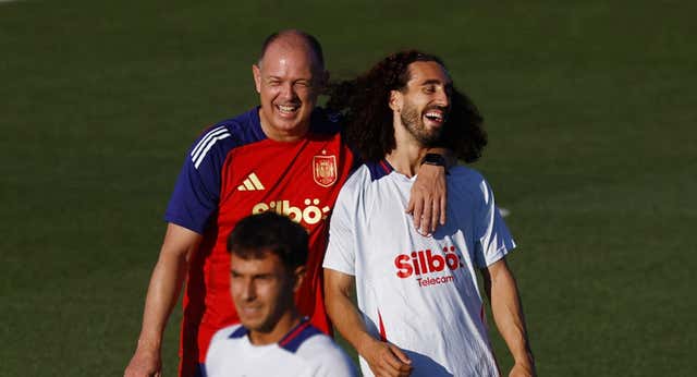 La sensación de la Eurocopa ‘nació’ con su melena y empezó jugando al fútbol sala: “Mi padre decía que era pequeño para el fútbol 7”