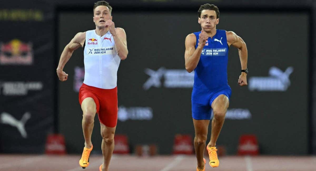 Mondo Duplantis (24), en el reto de 100 m de la Diamond League de Zúrich, junto a Karsten Warholm (28).