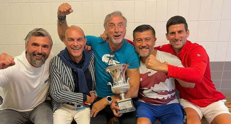 Marco Panichi, en el centro y con el puño levantado, celebra un título junto a Novak Djokovic.