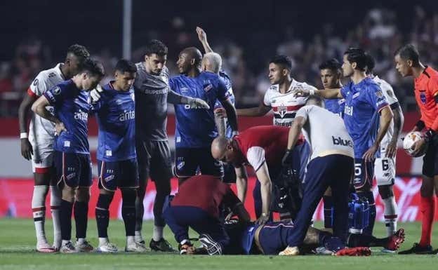 Momento en el que Juan Izquierdo es atendido sobre el terreno de juego.  Getty images