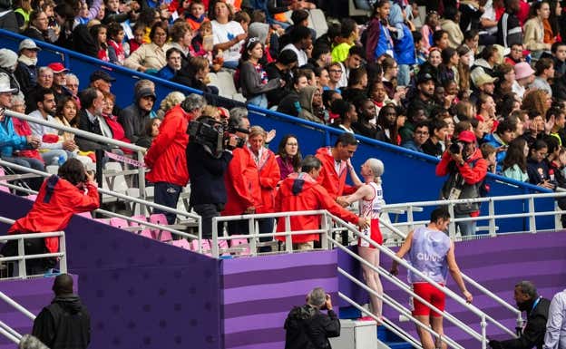 Pedro Sánchez saluda a la atleta española paralímpica Melanie Bergés. CPE