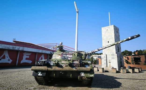 Uno de los tanques que 'decoran' los exteriores del Rajko Mitic.  TONI CRUZ