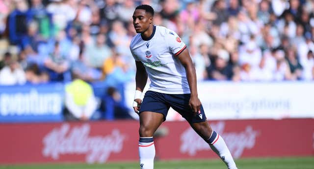 Un futbolista del Bolton Wanderers se lesiona durante un estornudo
