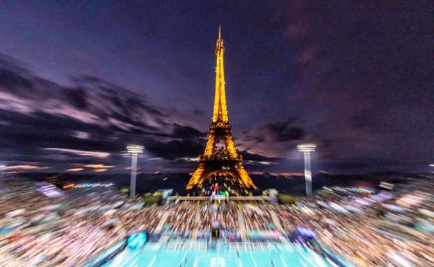 La Torre Eiffel preside el fútbol-5 para ciegos en París 2024.  AFP
