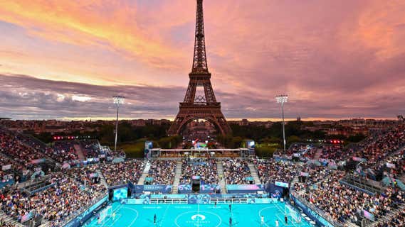 La Torre Eiffel observa el fútbol 5 para ciegos. /GETTY