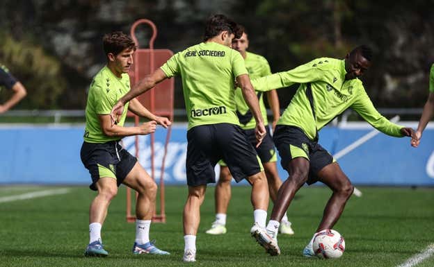 Aihen  Muñoz, en un entrenamiento en Zubieta junto a Pablo Marín y Sadiq umar.  RS