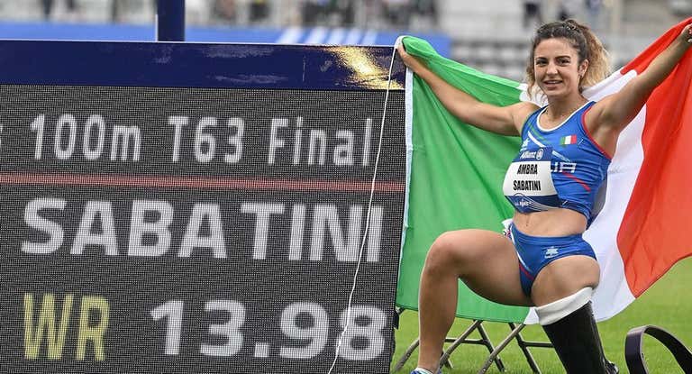 Sabatini posa con su marca de récord.