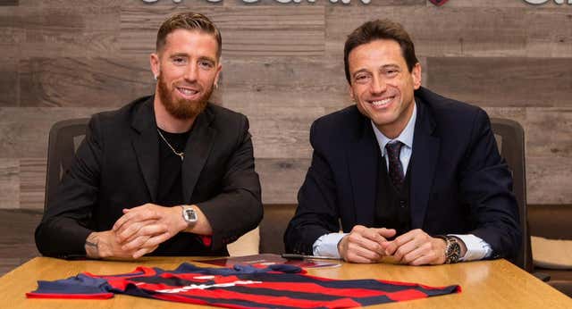 Iker Muniain firma con San Lorenzo, donde sueña con convertirse en ídolo