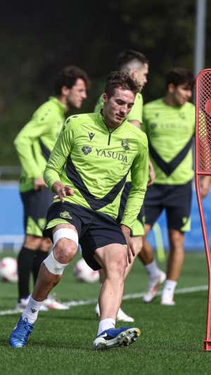 Pacheco se está entrenado con un fuerte vendaje en su rodilla derecha.  RS