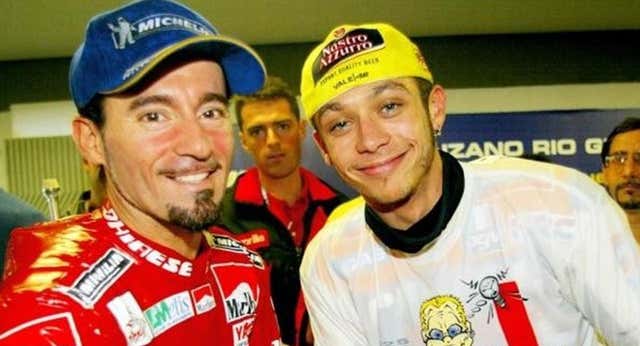 Valentino Rossi revela 26 años después que su rivalidad con Max Biaggi nació por su culpa: «En un ascensor me acorraló y me hizo entender lo que yo había sido»