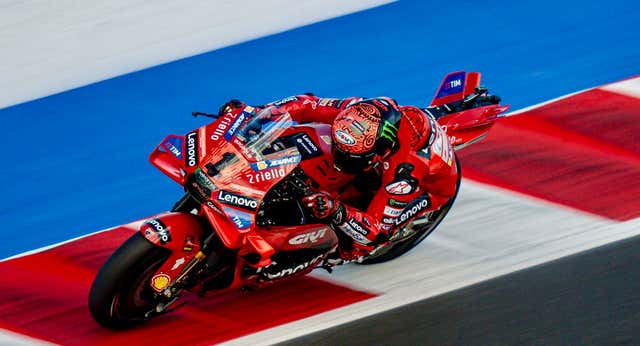 Pecco Bagnaia convierte la redención en pole mientras Marc Márquez suma su decimoséptima caída