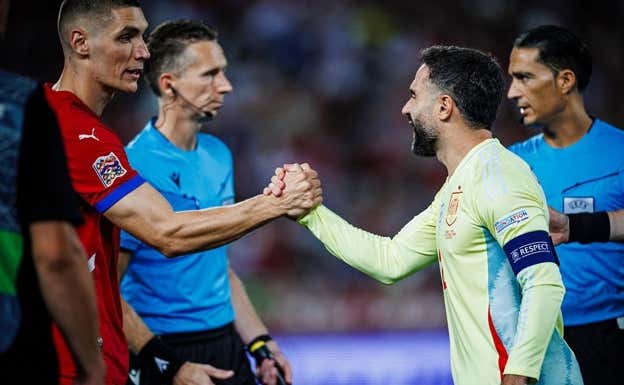 Carvajal saluda a Milenković, capitán serbio.  RFEF