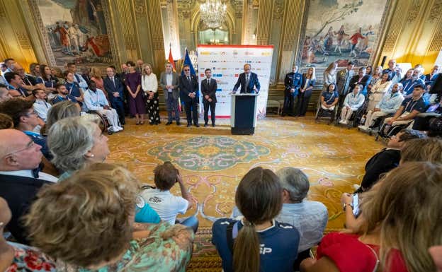 Acto en la embajada española en París.  EFE