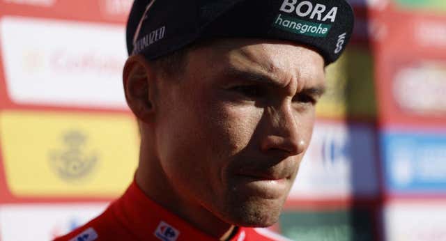 Un misterioso virus asola al equipo de Roglic en el día clave de La Vuelta: ‘Todos cenamos lo mismo anoche’