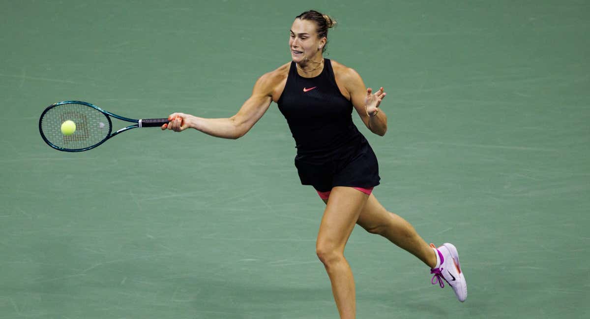 Aryna Sabalenka golpea una derecha durante el US Open 2024.