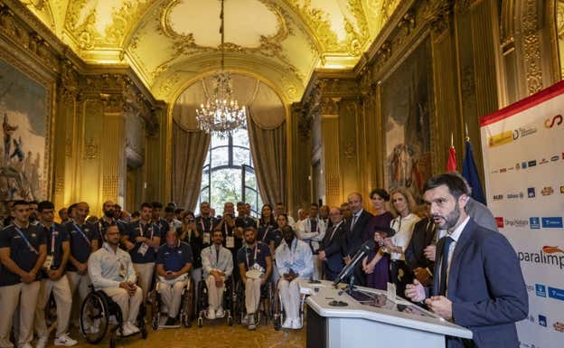 Bustinduy se dirige a los paralímpicos españoles en un acto en la embajada española.  CPE