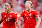 Dinamarca 'dinamita' a Serbia con una bellísima chilena de Poulsen y mira desde arriba a España