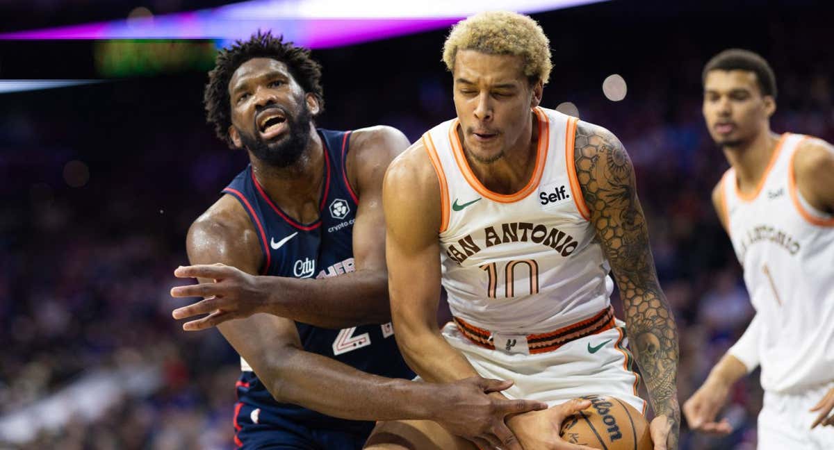 Joel Embiid y Jeremy Sochan, en un partido de la pasada temporada.