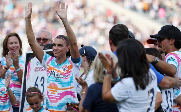 Alex Morgan antes del partido junto a su familia.  REUTERS