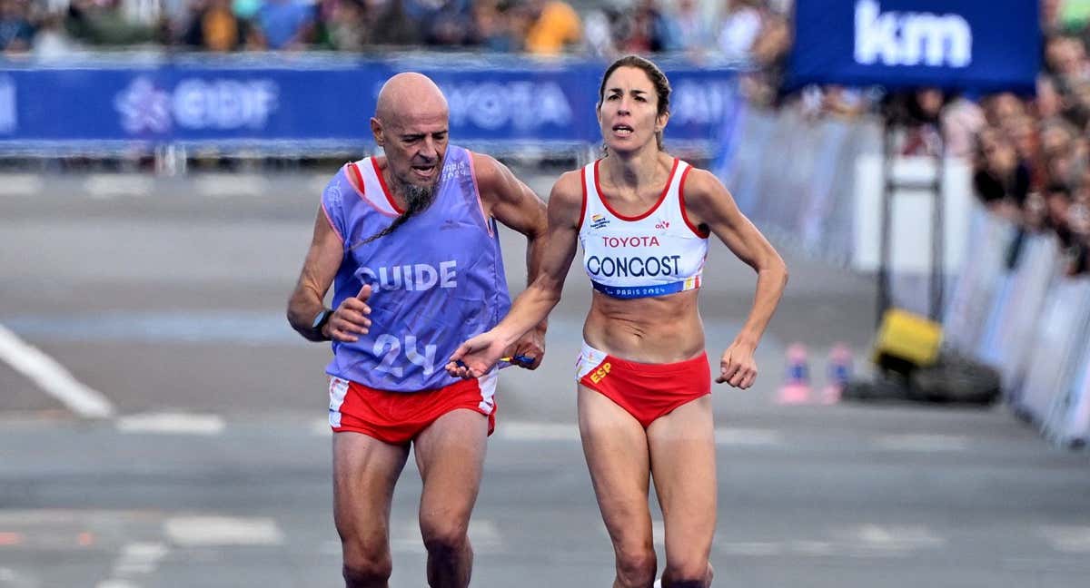 Mia Carol y Elena Congost en su llegada a la meta del maratón de París.