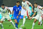 La afición de Italia se coloca de espaldas cuando suena el himno de Israel