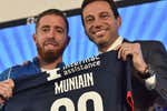 Muniain se presenta con la '80' de San Lorenzo... ¡y le piden que se lleve a Iñaki Williams!