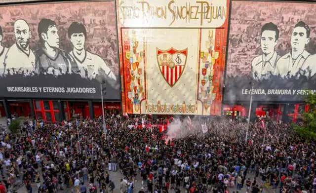 El sevillismo no aguanta más y se manifiesta en contra de la directiva: «Junior vete ya»