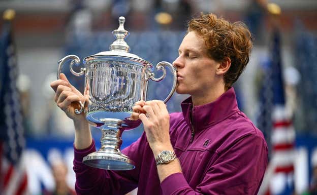 Jannik Sinner besa la copa de campeón del US Open.  AFP
