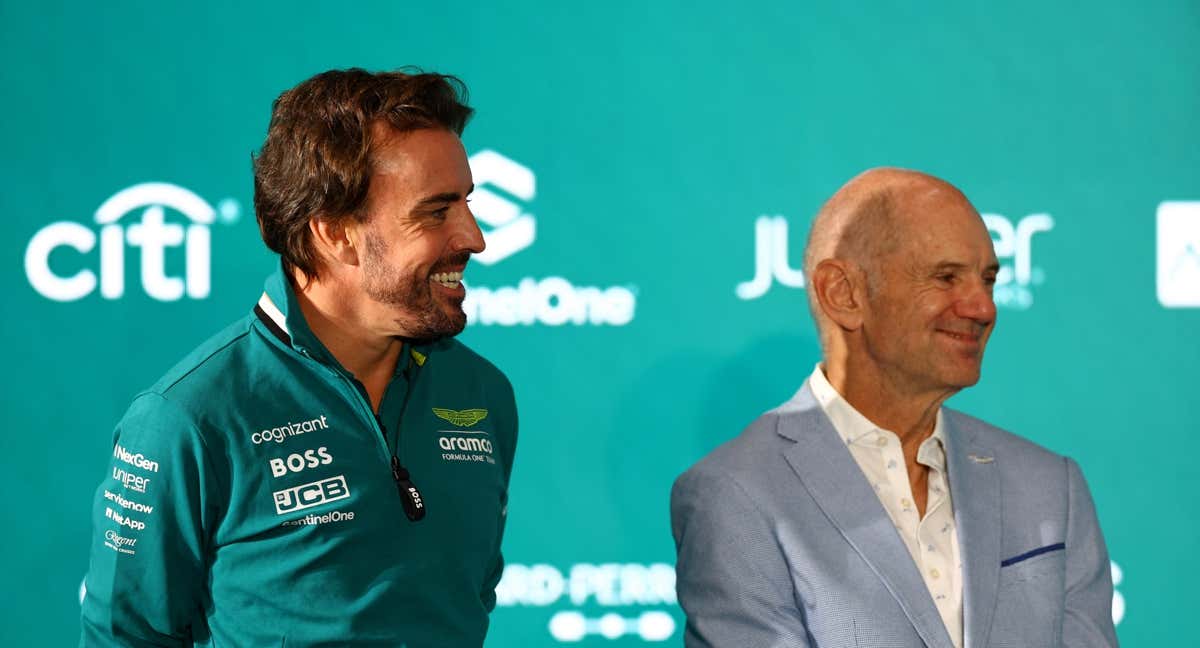 Fernando Alonso y Adrian Newey, juntos en el escenario./REUTERS