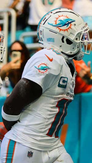 Ty Hill celebra un touchdown esposado. AFP