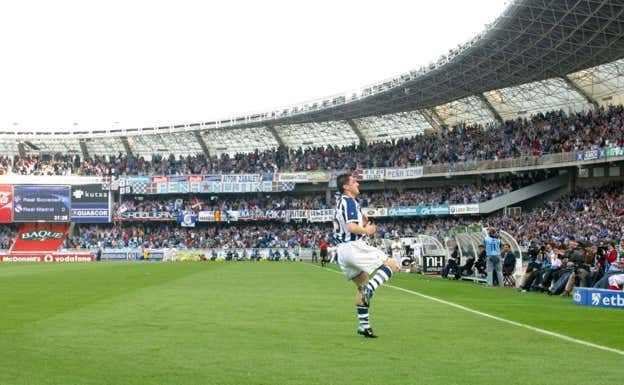 Nihat Kahveci celebra su gol, el que supuso el 3-0 para la Real Sociedad.  DV