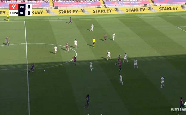 Cubarsí recibe el pase, con espacio, y mientras Lewandowski y Olmo fijan a los centrales, Raphinha aprovecha el espacio para atacar la profundidad.  WYSCOUT