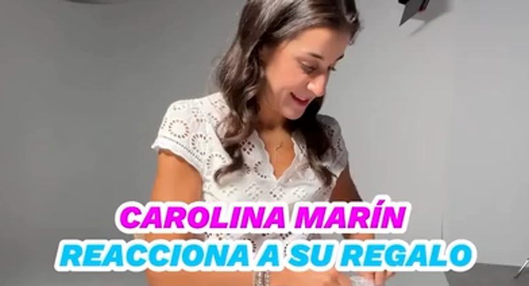 Carolina Marín recibe la viñeta que realizamos en Relevo tras su lesión en los Juegos.