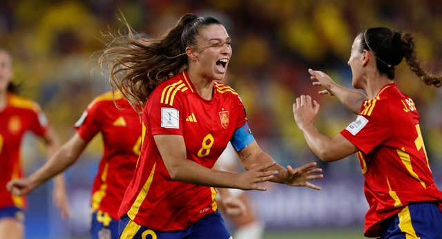 Jone Amezaga y Silvia Lloris rompieron la maldición de cara a portería para remontar y llevar a España a los cuartos de final