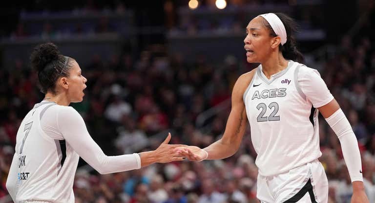 A'ja Wilson tras anotar la canasta con la que batió el récord.