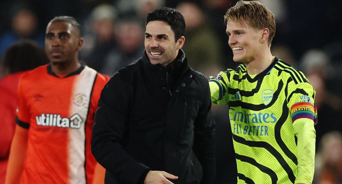 Ordegaard felicita a Arteta durante un partido del Arsenal.
