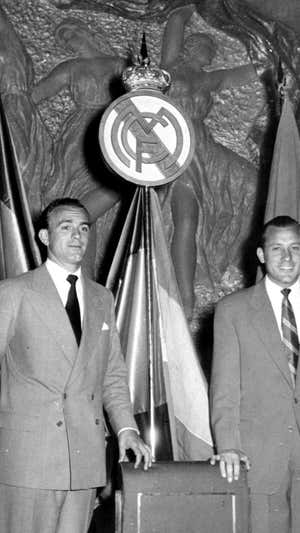 Di Stéfano y Roque Olsen con el escudo del Real Madrid. Albero y Segovia