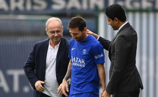 Campos, junto a Messi y Al-Khelaifi. AFP