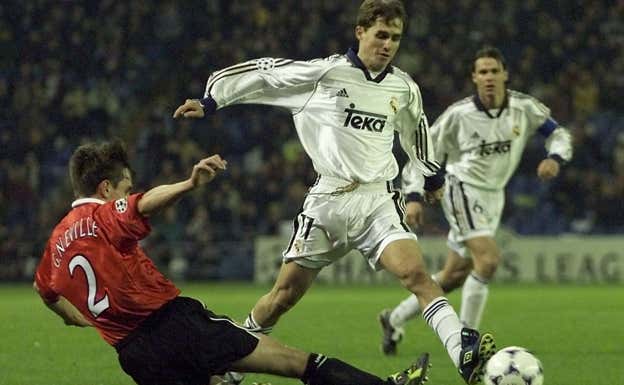 Savio deja atrás a Gary Neville en un partido de Champions ante el Real Madrid.  AFP