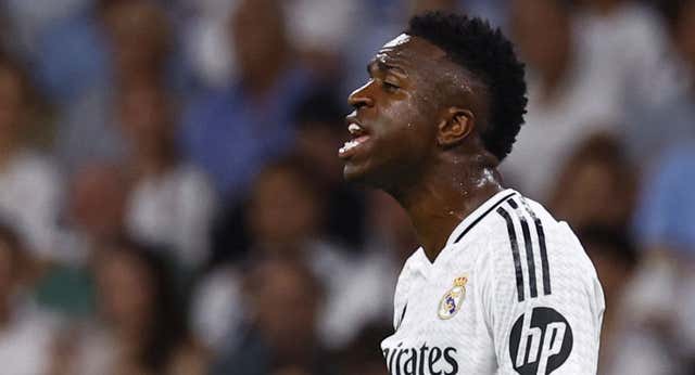 A Vinicius se le multiplican los fuegos