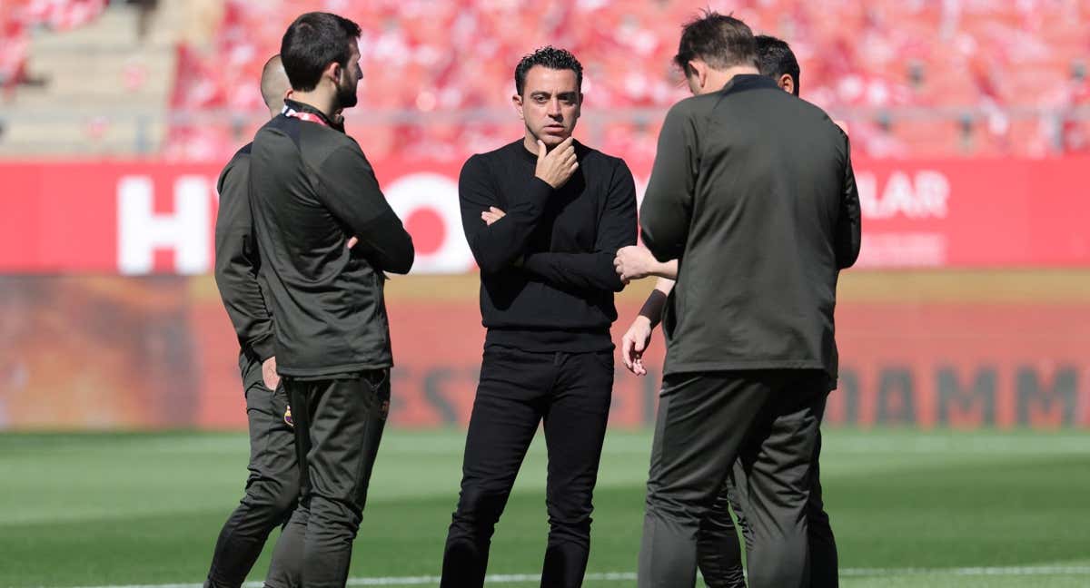 Xavi, con su cuerpo técnico antes de jugar en Montilivi.