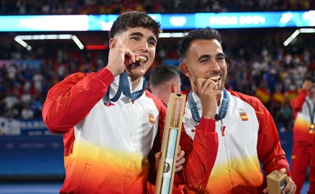 Eric García junto a Cubarsí tras ganar el Oro Olímpico.  @SEFUTBOL