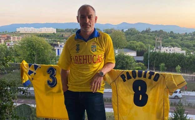 Eleder Acedo posa vestido con su camiseta de Las Palmas. Cedida