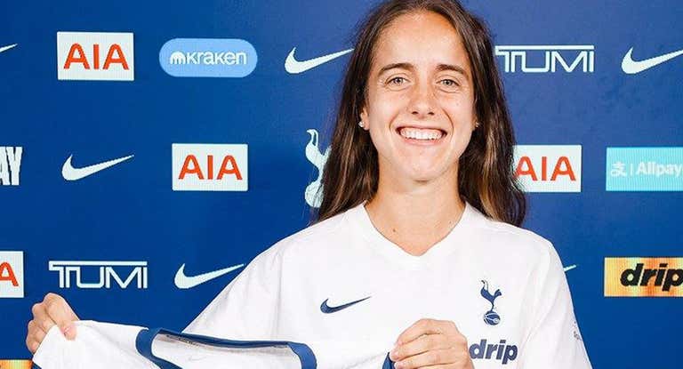 Maite Oroz posa como nueva camiseta del Tottenham.