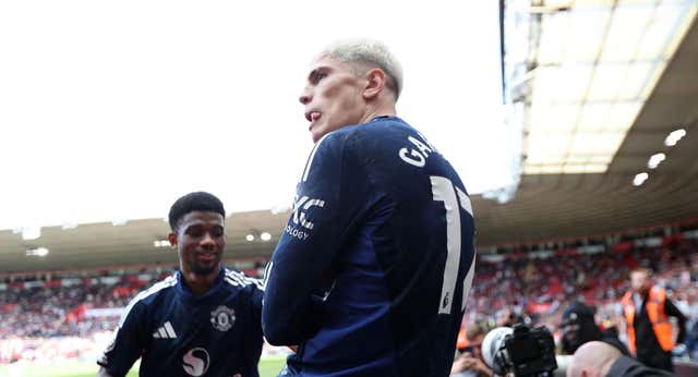 Rashford da la cara por Ten Hag y Garnacho ‘se rebela’ tras sus suplencias